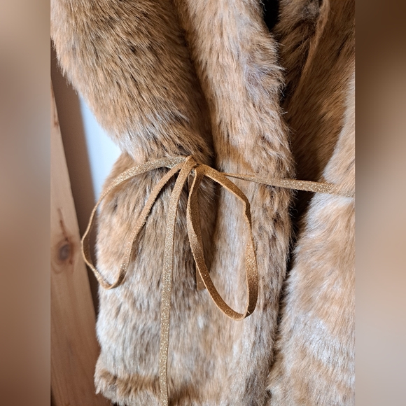 Cute faux fur vest, OshKosh, size 12 - Picture 10 of 11